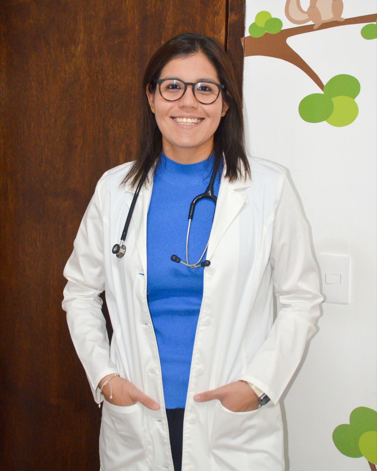 Pediatra en su consultorio